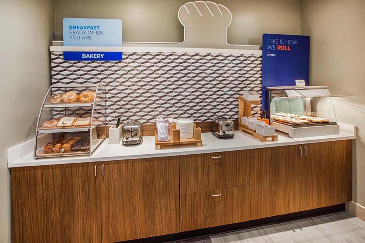 Holiday Inn Express Hotel And Suites Weslaco By Ihg Bagian luar foto