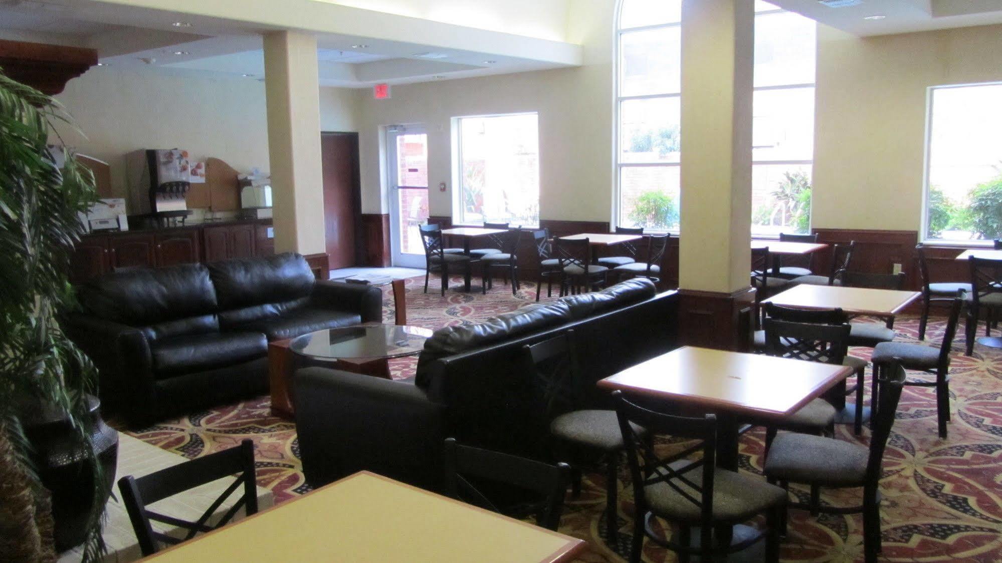 Holiday Inn Express Hotel And Suites Weslaco By Ihg Bagian luar foto