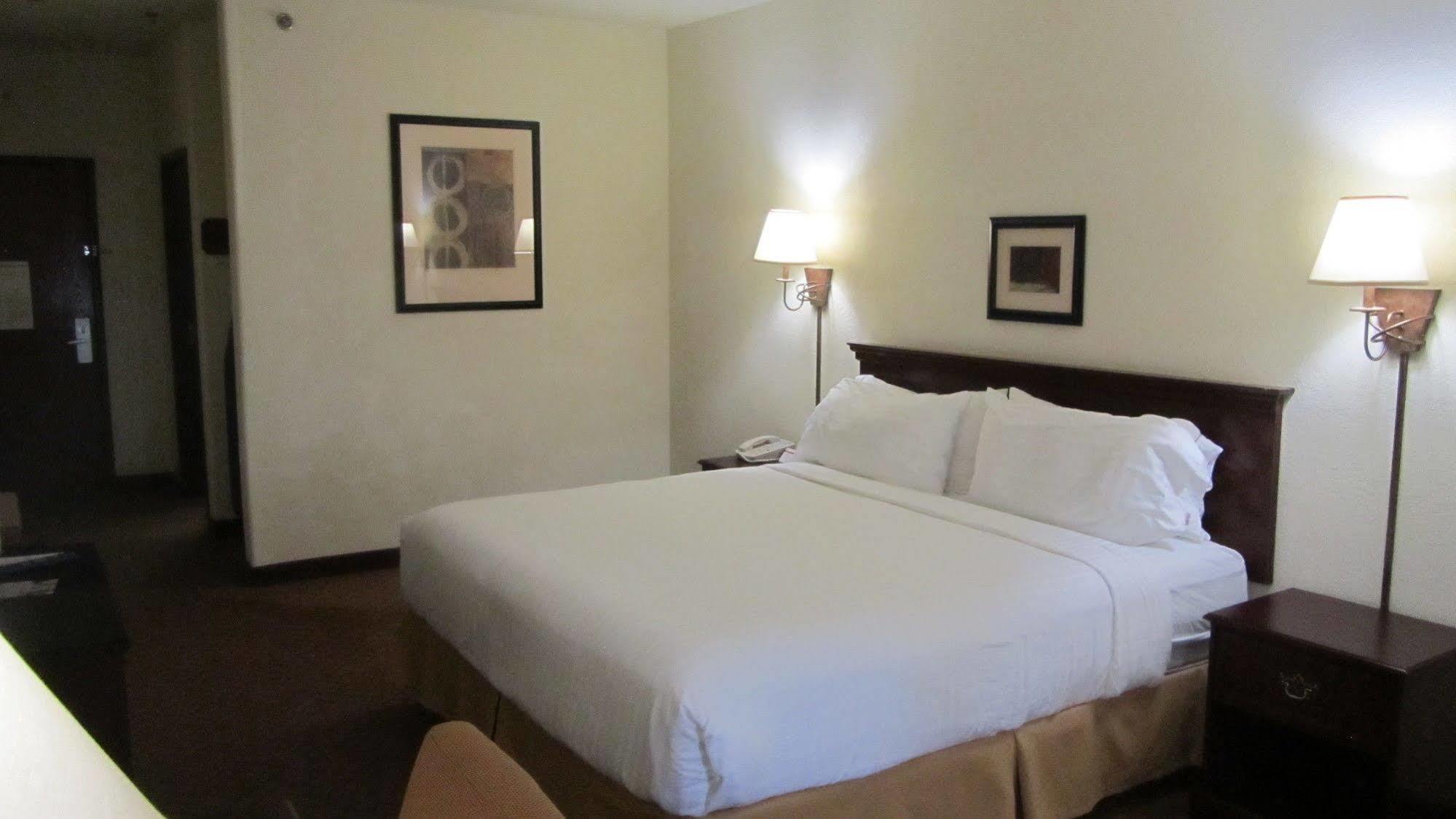 Holiday Inn Express Hotel And Suites Weslaco By Ihg Bagian luar foto