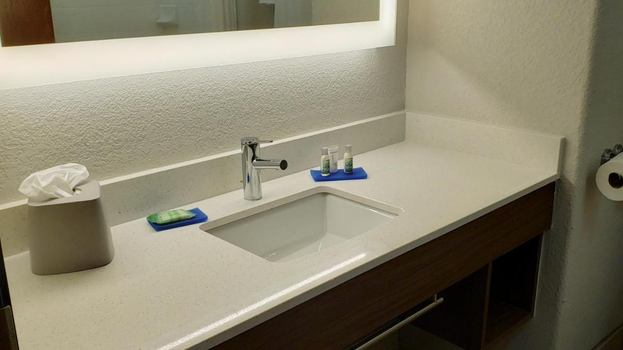 Holiday Inn Express Hotel And Suites Weslaco By Ihg Bagian luar foto