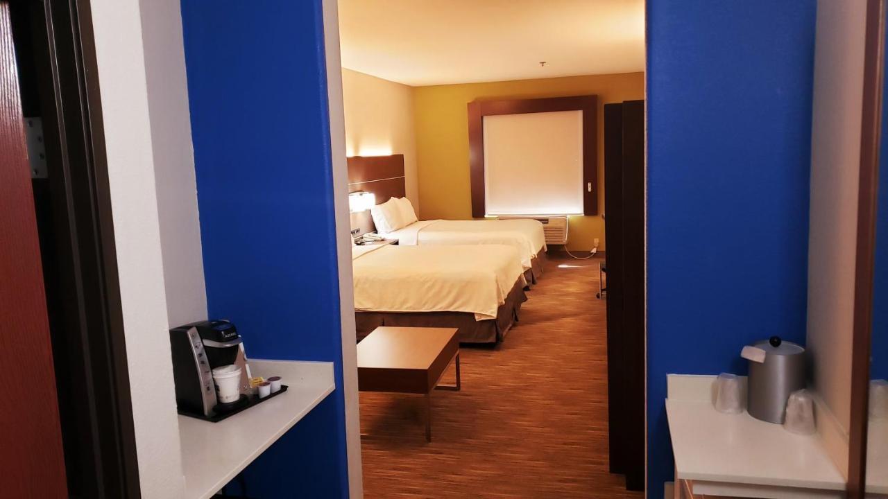 Holiday Inn Express Hotel And Suites Weslaco By Ihg Bagian luar foto